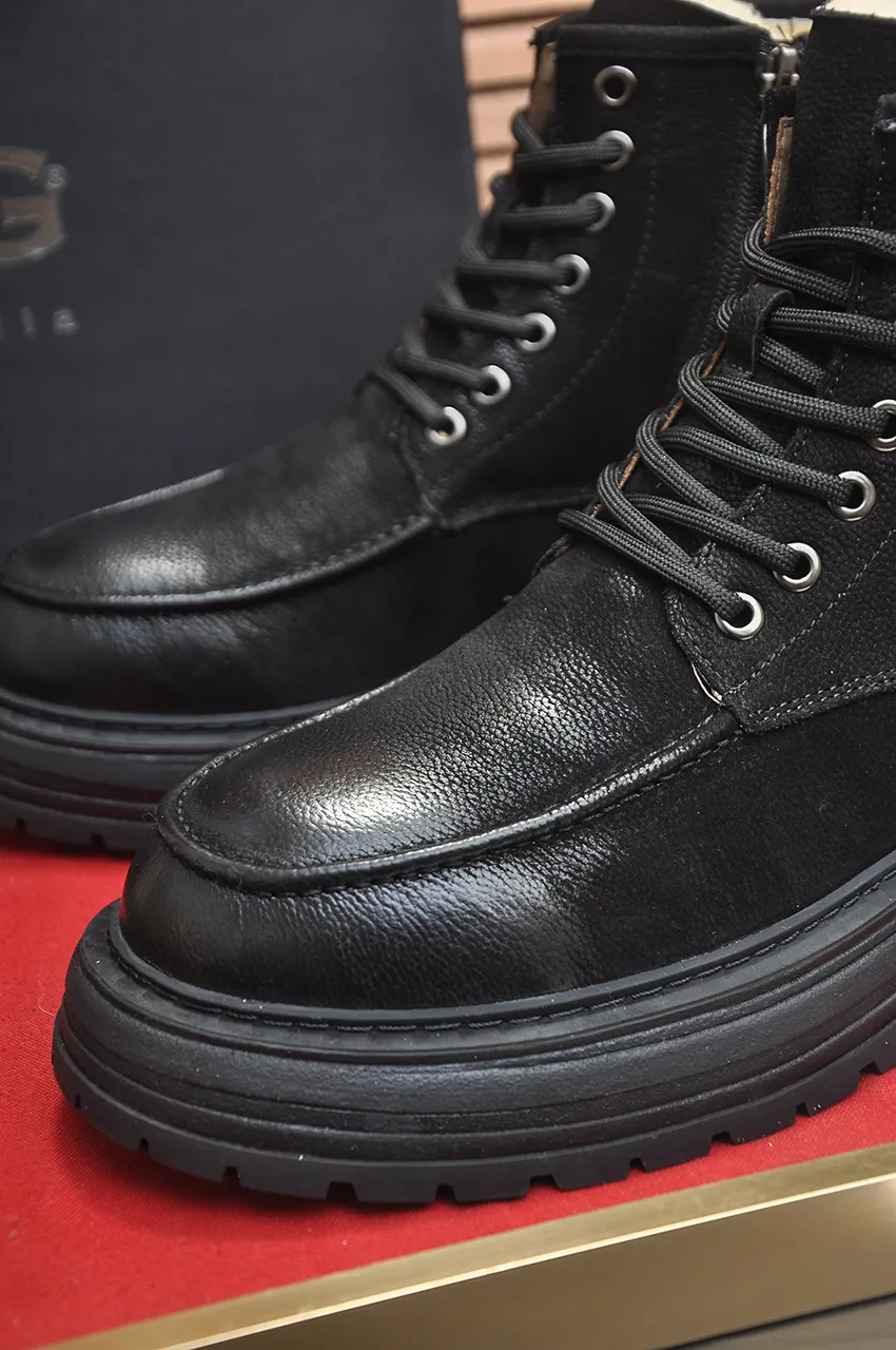 Men's shoes 💰680💶【UGG】(full genuine wool lining) Please pay attention to the quality of the original order and compare the thickness of the wool 🏮🏮Hot style Martin boots from Australia's warm luxury brand men's shoes, official website synchronization, Beckham men's style..., made of imported top-layer waxed cowhide, waxed toe box, Australian real wool velvet lining Carefully sewn...Imported rubber Martin boots outsole (comfortable, soft and wear-resistant). I really like the quality...Exquisite workmanship, you can't put it down once you see it. Code number 39-44